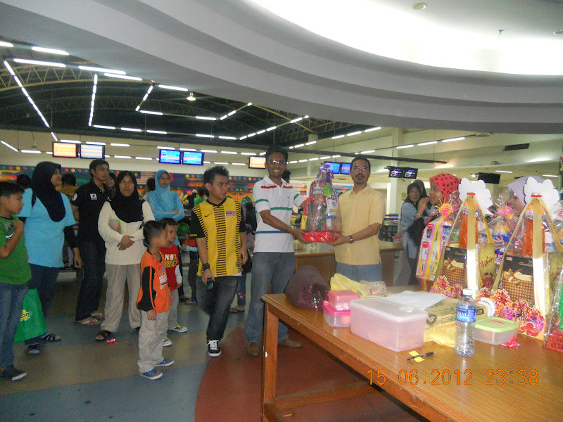 SEKITAR PENYAMPAIAN HADIAH PERTANDINGAN BOWLING WARGA SMK 