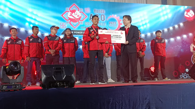 Teknisi Sepeda Motor Honda utusan PT Astra Honda Motor (AHM) sedang melakukan uji praktik perawatan sepeda motor dan trouble shooting pada kategori motor regular menggunakan Honda Click160 dan kategori big bike menggunakan motor CB650R pada ajang Honda Asia & Oceania Motorcycle Technician Skill Contest 2023 yang berlangsung di Honda Training Center, Bangkok, Thailand pada 23-24 Mei 2023.