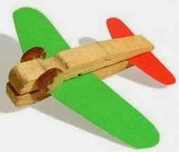 http://manualidades.cuidadoinfantil.net/como-hacer-un-avion-con-pinzas-de-ropa.html