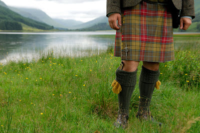 paisaje escoces con person con kilt imagen introduccion