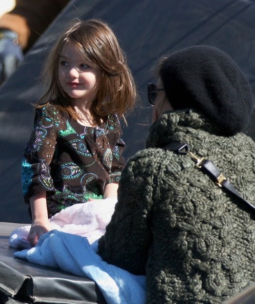 Suri Cruise Pequenita Bebiendo En El Set Blog De La Tele