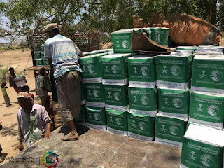 مبادرة لأجلهم نسعى الشبابية توزع 500 سلة غذائية للنازحين بعدن