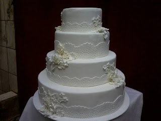 bolo de casamento com rendas e flores