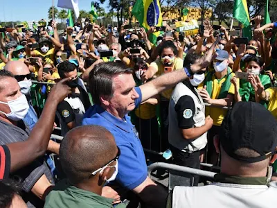 Bolsonaro goes to the demonstration and greets supporters, who criticize the Supreme Court