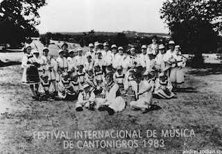 poza alb-negru a membrilor Minisong in Manresa 1983 - festival coral de musica y cantonigros
