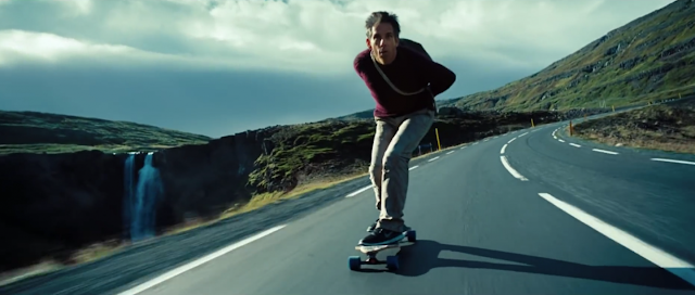 Walter Mitty descendo de skate em alta velocidade por uma estrada na Islândia