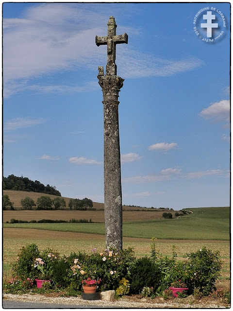 PAGNY-LA-BLANCHE-COTE (55) - Croix de chemin (XVIIIe siècle)