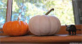 Decoración Otoñal de una Ventana con Calabazas y Ratones 