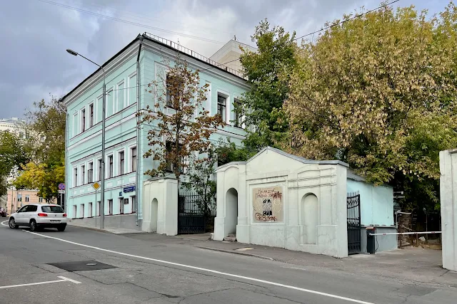 Большой Николоворобинский переулок, Научно-исследовательский институт биомедицинской химии имени В. Н. Ореховича – флигель бывшей городской усадьбы А. И. Тессина - Н. Ф. и Э. А. Островских - С. К. Марк (построен в 1830-х годах, перестроен в 1880-х годах)