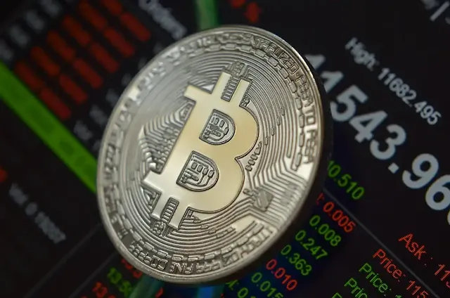 moeda de bitcoin sobre investimentos