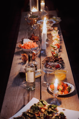 Mesa preparada para cena preboda informal