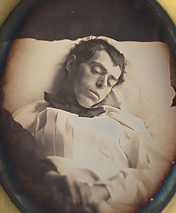 Retrato en daguerrotipo de un caballero fallecido o próximo a la muerte sobre 1870.  con una manoen el regazo, atribuido a Jean Victor.