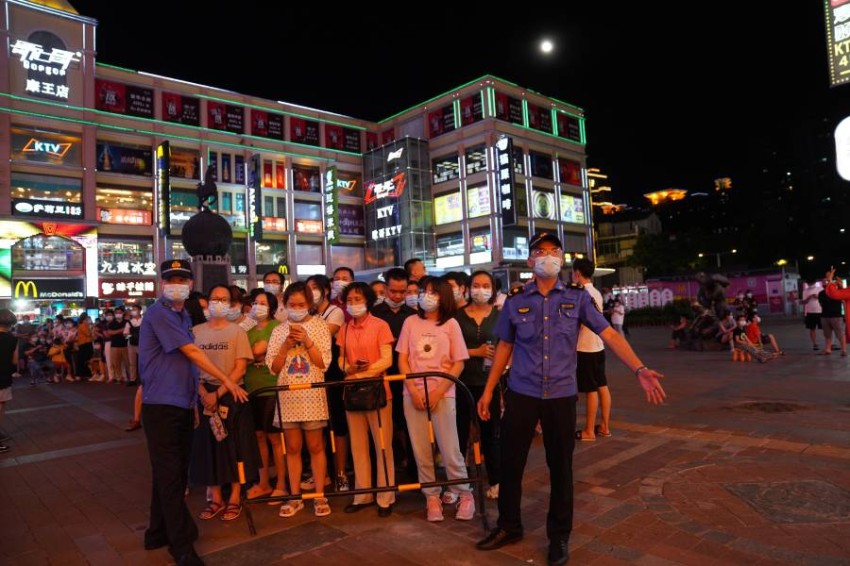 Guangzhou shuts down completely due to the outbreak of the Corona virus - China The southern Chinese city of Guangzhou closed a neighborhood and ordered residents to stay home, today, Saturday, to undergo an emerging corona virus examination, after an increase in the number of infections that bothered the authorities.