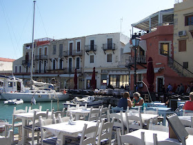 Resmo; Eski Liman’da lokantalar ve evler