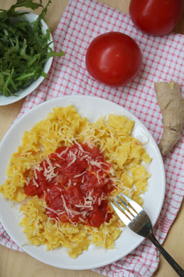 Makaron kukurydziany z sosem pomidorowym z imbirem