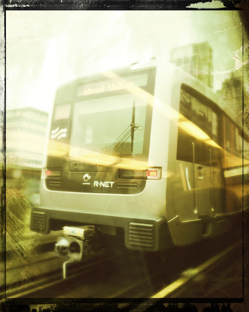 Metrostel gefotografeerd vanuit rijdende trein, Hipstamatic: Chan + Cano Cafenol, foto Robert van der Kroft
