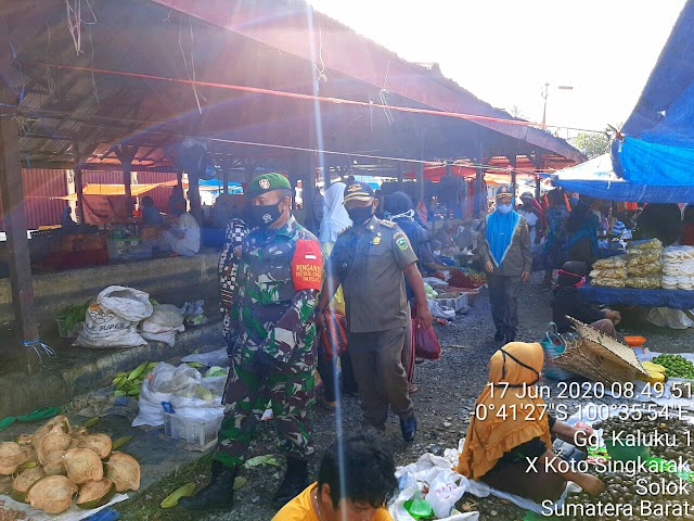 Era New Normal, Danramil 06/Singkarak : Masih Ada Warga Yang Tidak Mematuhi Protokol Kesehatan Covid-19 Di Pasar Singkarak