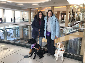 Esther, journey, leía y yo en el centro comercial