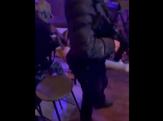 Video: Sicarios entran a Bar en Jerez, Zacatecas y sacan arrastrando a una persona tras levaton