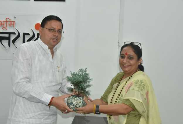 CM धामी से मिली स्पीकर ऋतु खंडूडी, उपचुनाव में जीत की दी बधाई 
