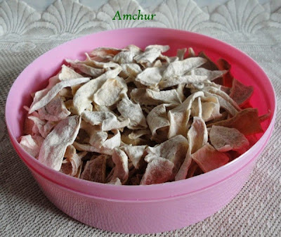 amchur in a container