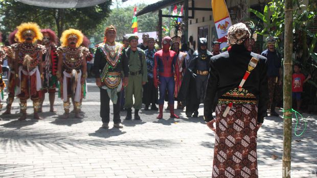 Heboh Di Borobudur Mulai Anggota Kerajaan, Batman, Superman dan Spiderman Ikut Merayakan HUT RI ke-72