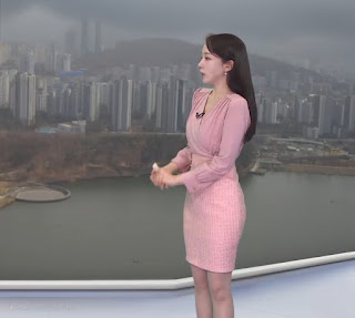20250313 박소연 기상캐스터 핑크색 투피스 랩블라우스 미니스커트 찰떡 궁합