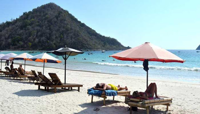 Menikmati Keindahan Pantai Selong Belanak Di Pulau Lombok