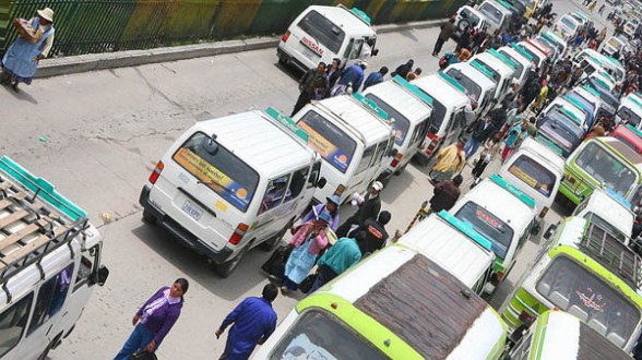 Minibuses en El Alto, Bolivia