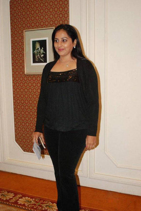 Tamil Actress Gayathri in Black Dress Photos unseen pics