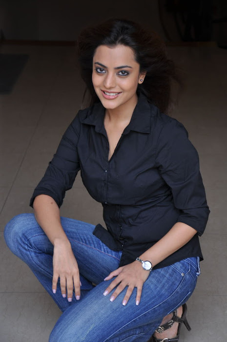 nisha agarwal new @ solo sucess meet cute stills