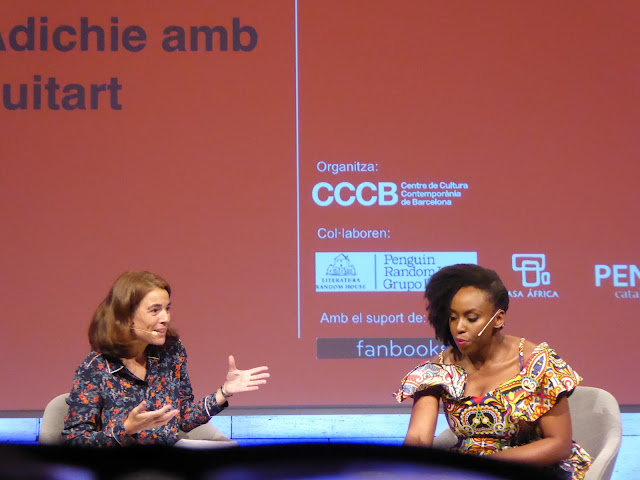 Chimamanda Ngozi Adichie conversando en el CCCB sobre feminismo y racismo con toques de ironía y humor.
