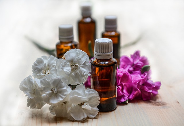 The best way to store massage oils at home is to choose glass or ceramic bottles.