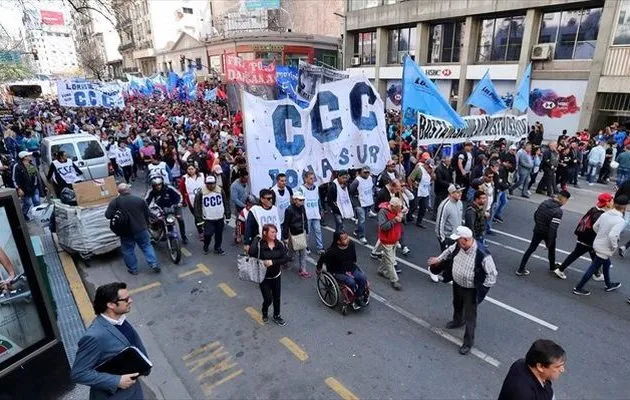 Οργή στην Αργεντινή για τα μέτρα λιτότητας που φέρνει το ΔΝΤ - Στους δρόμους τα συνδικάτα 