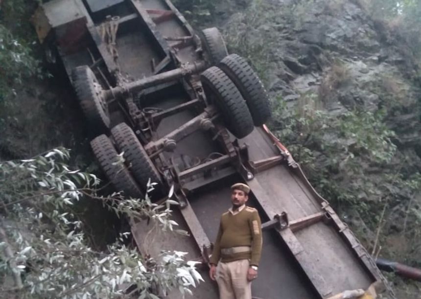 Driver dies after truck rolls down Jammu And Kashmir