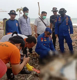 Mayat Perempuan Bercelana Pendek Tanpa Kepala Ditemukan Terapung di Laut Tanggamus