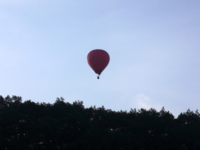 早朝の空に気球