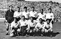 SELECCIÓN DE ESPAÑA. Temporada 1949-50. Ignacio Eizaguirre, Asensi, Parra, Puchades, Ontoria, Gonzalvo II; Basora, Molowny, Zarra, Panizo y Gaínza. SELECCIÓN DE PORTUGAL 2 SELECCIÓN DE ESPAÑA 2. 09/04/1950. IV Copa del Mundo, Brasil 1950: fase de clasificación, partido de vuelta. Lisboa, Portugal, estadio Nacional de Jamor.