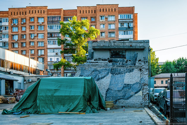 Рисунок ног в туфлях на кирпичной стене