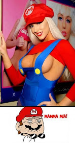 Chica hot y sexy disfrazada de Super Mario
