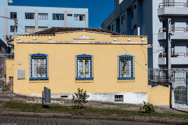 Casa na Rua Desembargador Isaías Bevilaqua.