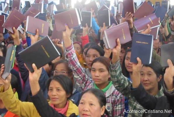 Cristianos de Laos reciben miles de Biblias 