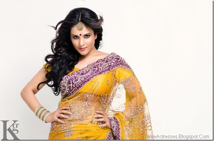 Divya Spandana Hot in Saree 1