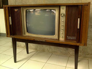 TV Retro Zaman 70an-80an, television lama tahun 70an 80an malah masa is kecik dulu kat umah mengasuh is ada lagi TV nie tu tahun 1990. Siapa pernah ada?