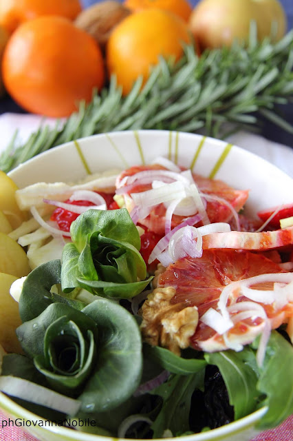 Insalata con cicoria, arance, noci, cipollotti, fragole e caciotta fresca