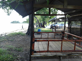 Pondokan sewaan di pantai Teluk Lombok Sangatta