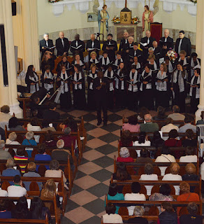 Sob a regência do maestro Ágni de Souza, coro apresentou 15 canções que encantaram a plateia