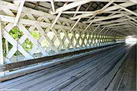 Interior del Puente Cubierto Ashuelot Covered Bridge en New Hampshire