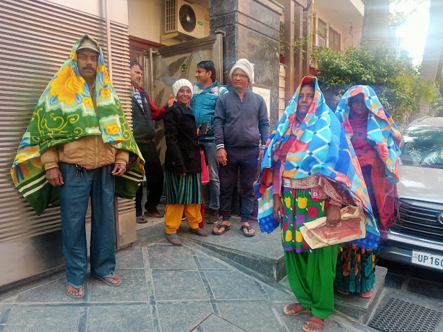 दीदी की रसोई ट्रस्ट ने जरूरतमंद लोगों को कंबल का किया वितरण- गंगेश्वर दत्त शर्मा