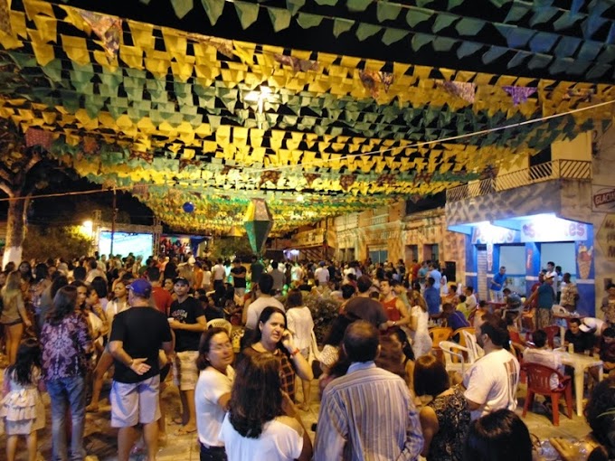 Praça lotada no segundo dia de festa do São João na cidade de Mairi